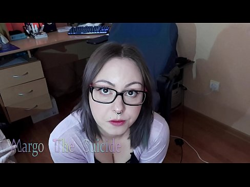 ❤️ 性感的眼镜女孩在镜头前深深地吸吮假阳具 ❌ Porno﹏﹏