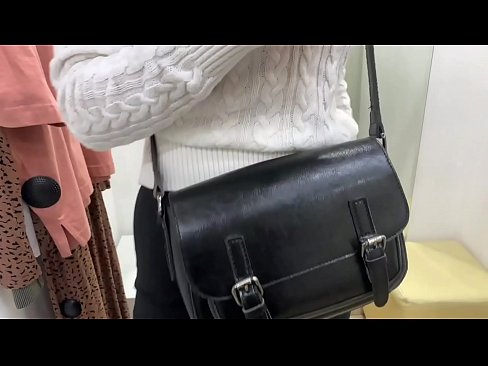 ❤️ 年轻婊子FeralBerry在试衣间用假阳具公开自慰 ❌ Porno﹏﹏